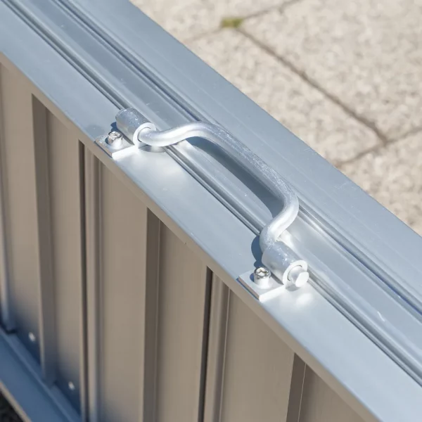 Nahaufnahme eines Metall Tragegriffs