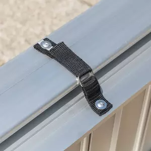 Nahaufnahme der Klettverschluss- Arretierung des Klappmechanismus an einer Rollstuhlrampe aus Aluminium.