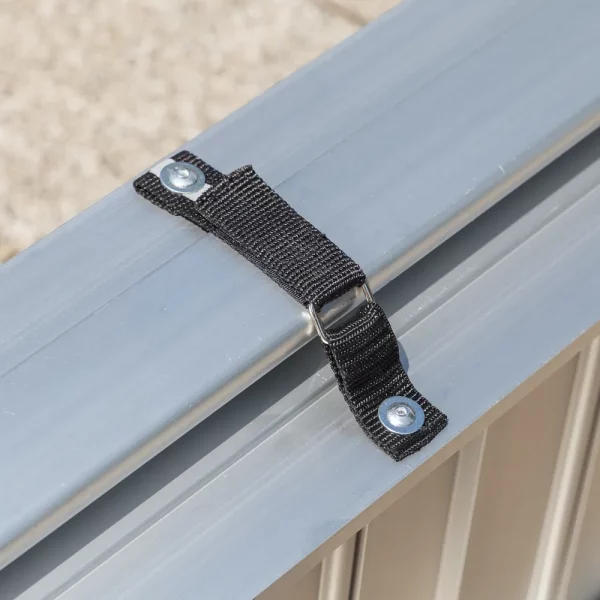 Nahaufnahme der Klettverschluss- Arretierung des Klappmechanismus an einer Rollstuhlrampe aus Aluminium.