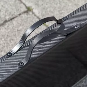 Nahaufnahme eines schwarzen der beiden schwarzen Griffe mit Nieten einer schwarzen Rollstuhlrampe aus Carbon.