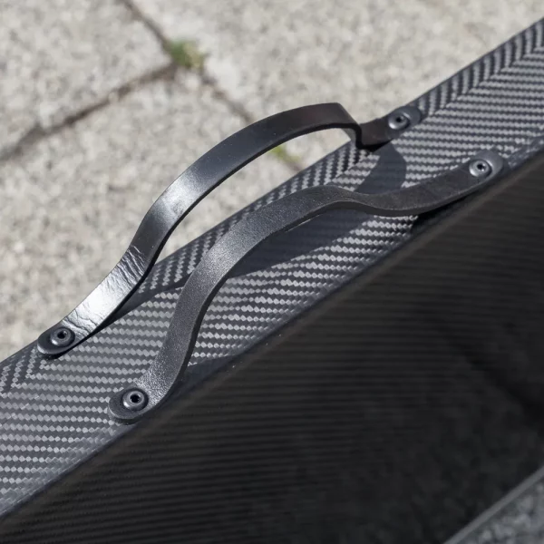 Nahaufnahme eines schwarzen der beiden schwarzen Griffe mit Nieten einer schwarzen Rollstuhlrampe aus Carbon.