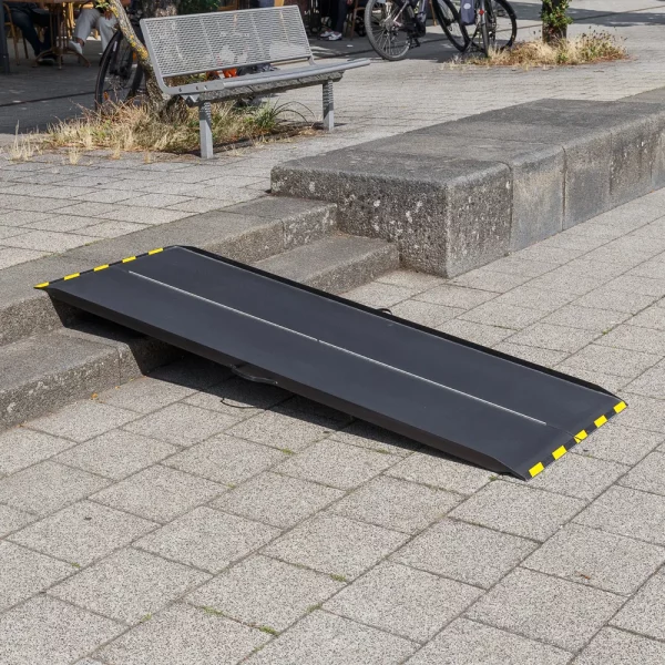 Eine schwarze Rollstuhlrampe aus Carbon mit gelben Rändern