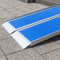 Unteres Ende einer tragbaren Aluminium-Rollstuhlrampe mit blauer