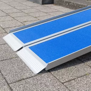 Unteres Ende einer tragbaren Aluminium-Rollstuhlrampe mit blauer