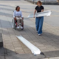 Eine Frau im Rollstuhl wartet