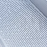 Nahaufnahme der Oberfläche einer Rollstuhlrampe mit gleichmäßig verteilten