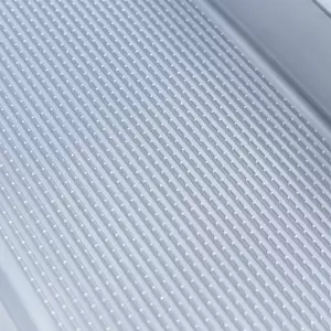 Nahaufnahme der Oberfläche einer Rollstuhlrampe mit gleichmäßig verteilten