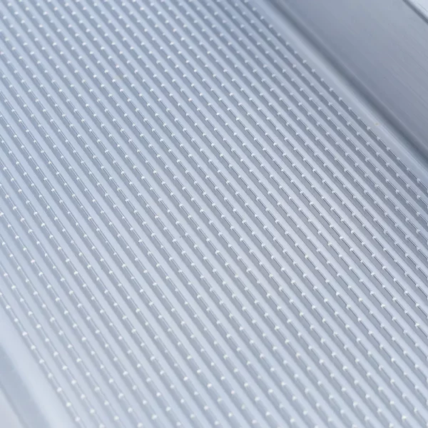 Nahaufnahme der Oberfläche einer Rollstuhlrampe mit gleichmäßig verteilten