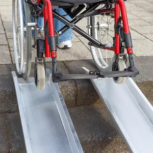 Detailaufnahme der Vorderräder eines Rollstuhls