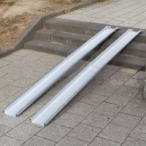 Zwei Schienen einer mobilen Rollstuhlrampe aus Aluminium