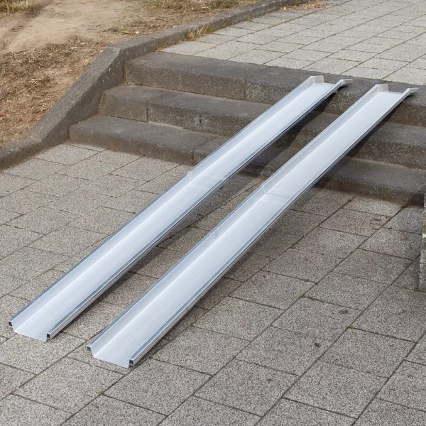 Zwei Schienen einer mobilen Rollstuhlrampe aus Aluminium