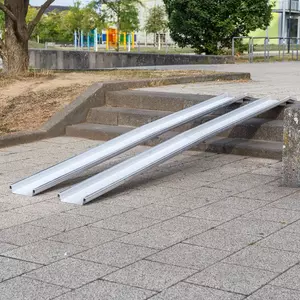 Zwei Schienen einer mobilen Rollstuhlrampe aus Aluminium