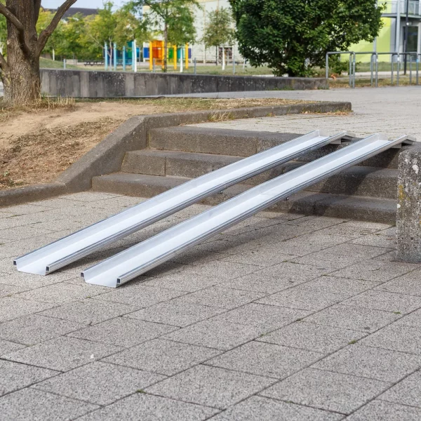 Zwei Schienen einer mobilen Rollstuhlrampe aus Aluminium