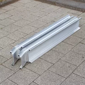 Zwei seitlich aufgestellte