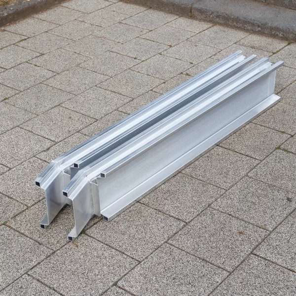 Zwei seitlich aufgestellte