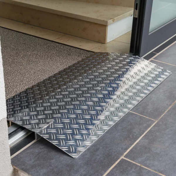 Schwellenbrücke aus Aluminium an einem Eingang