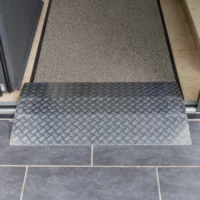 Eine Rollstuhlrampe aus Aluminium mit rutschsicherer Oberfläche