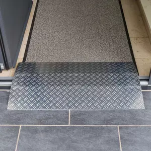 Eine Rollstuhlrampe aus Aluminium mit rutschsicherer Oberfläche