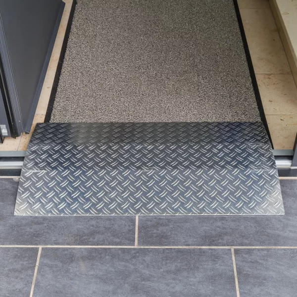 Eine Rollstuhlrampe aus Aluminium mit rutschsicherer Oberfläche