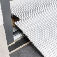 Nahaufnahme einer silbernen Aluminium-Schwellenrampe