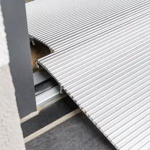 Nahaufnahme einer silbernen Aluminium-Schwellenrampe