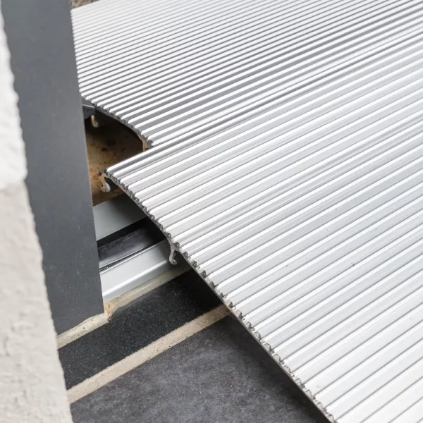 Nahaufnahme einer silbernen Aluminium-Schwellenrampe