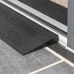 Eine schwarze Gummirampe