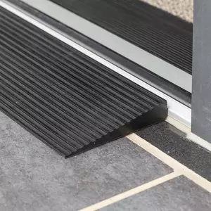 Eine schwarze Gummirampe