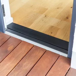 Ein schwarzer Schwellenkeil