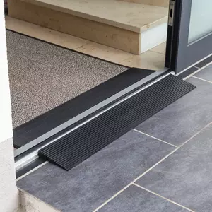 Eine schwarze Schwellenrampe aus Gummi