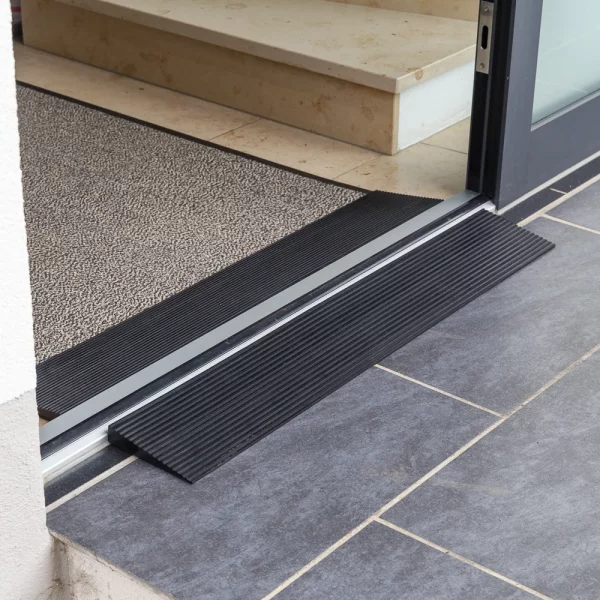 Eine schwarze Schwellenrampe aus Gummi