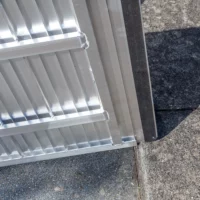 Unterseite einer Rollstuhlrampe