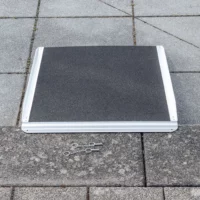 Eine Metallrampe mit schwarzer