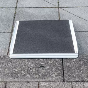 Eine Metallrampe mit schwarzer