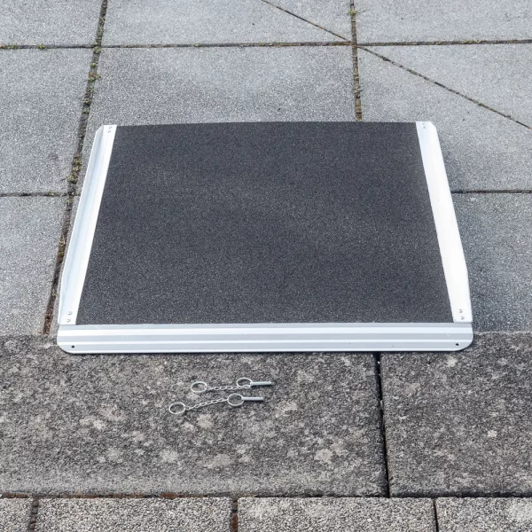 Eine Metallrampe mit schwarzer