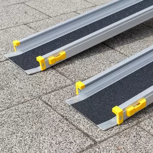 Eine zweiteilige tragbare Aluminiumrampen mit schwarzer
