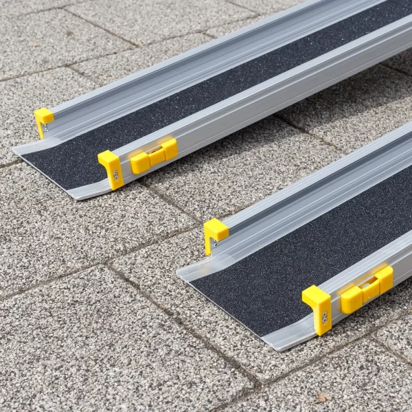 Eine zweiteilige tragbare Aluminiumrampen mit schwarzer