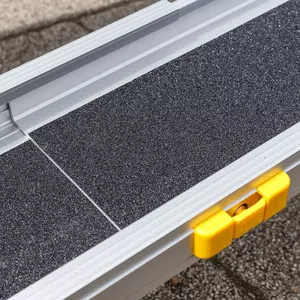 Nahaufnahme einer Metallrampe mit strukturierter