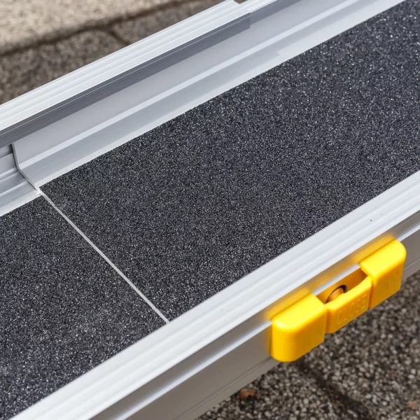 Nahaufnahme einer Metallrampe mit strukturierter