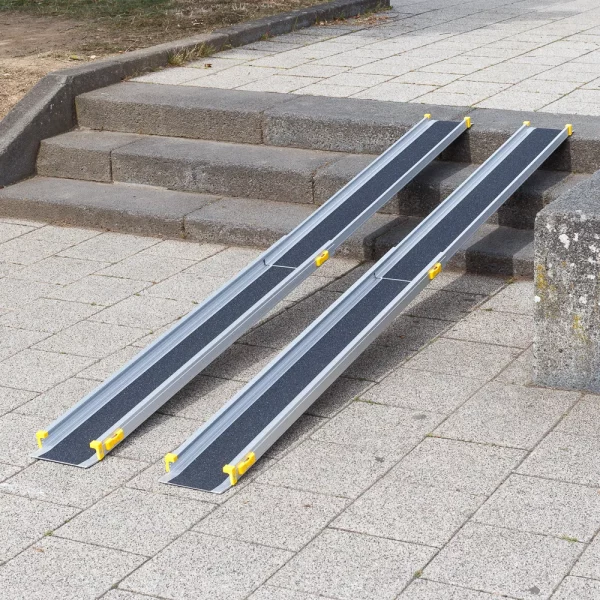 Eine zweiteilige Rollstuhlrampe mit schwarzer Oberfläche