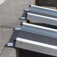 Detailaufnahme der oberen Auflageflächen einer zweiteiligen Rollstuhlrampe