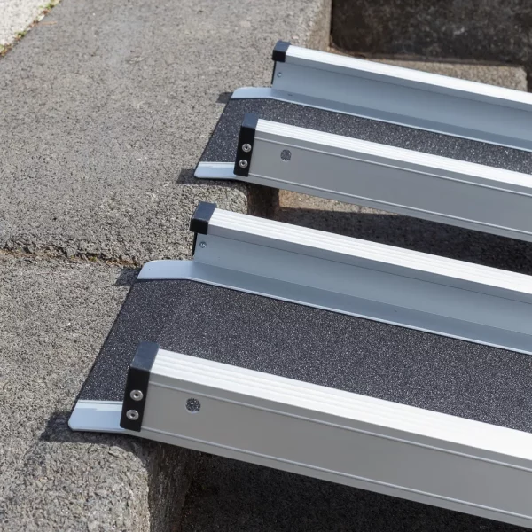 Detailaufnahme der oberen Auflageflächen einer zweiteiligen Rollstuhlrampe