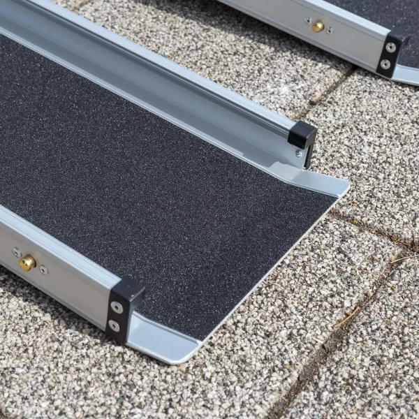 Detailaufnahme der unteren Auflage einer zweiteiligen Rollstuhlrampe