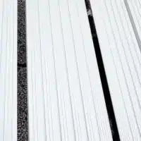 Nahaufnahme der Oberfläche einer Rollrampe auss Aluminium, die auf einem Gehweg liegt.