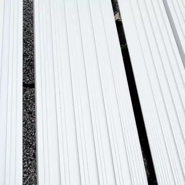 Nahaufnahme der Oberfläche einer Rollrampe auss Aluminium, die auf einem Gehweg liegt.