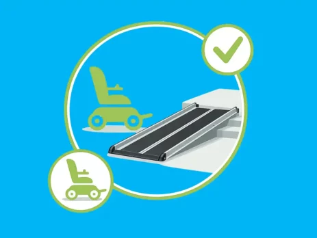 Grafik: Elektrorollstuhl neben einer Rampe, die über eine Treppe liegt