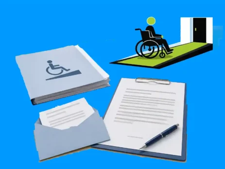 Symbolgrafik mit einem geöffnetem Brief, einem Klemmbrett mit Anschreiben, einer Aktenmappe und einem Rollstuhlfahrer auf einer Rampe vor einer Haustür.